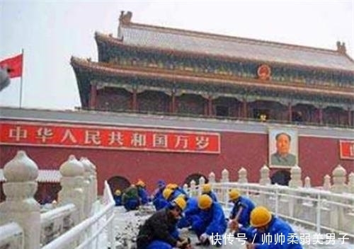 51年前,天安门被拆重建,工人揭开屋顶琉璃瓦后激动:终于找到了