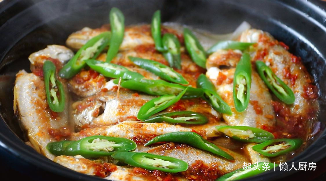 炖煮|这鱼我家隔天吃一次,锅底放这些,不加水炖煮,鱼肉鲜嫩