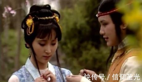 两个人|不是林黛玉,也不是薛宝钗,谁才是最恨贾宝玉的人!