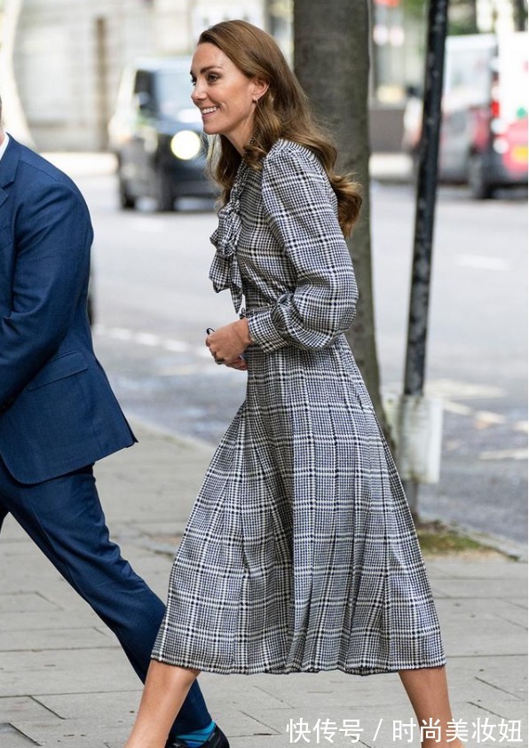 深蓝色 凯特王妃真是气质穿搭模板,蓝色大衣配高领毛衣,简约高级