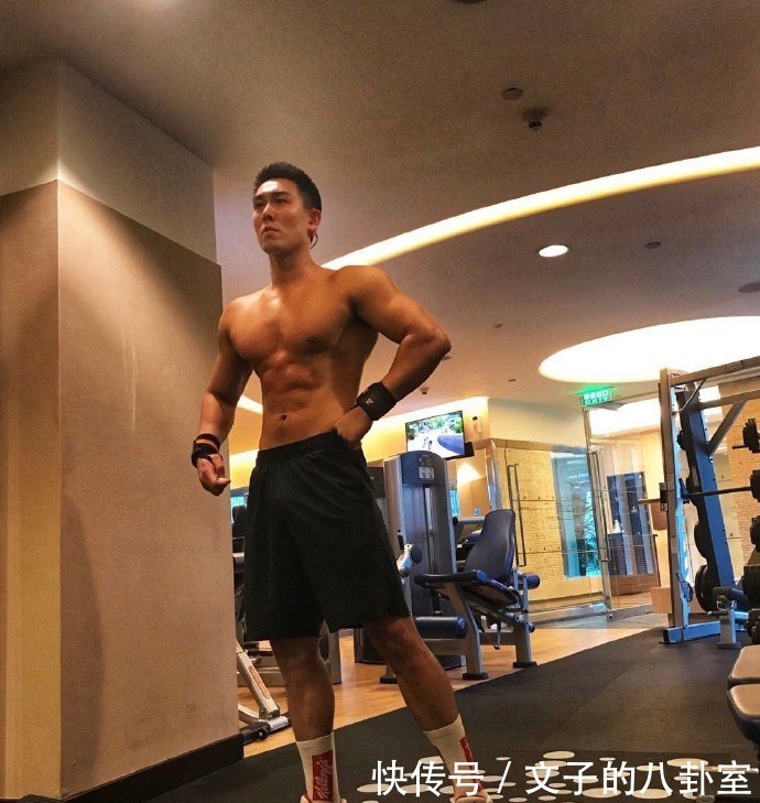 肌肉|身材如雕刻的肌肉奶爸,金牛座健身达人,一周至少保持五天训练!