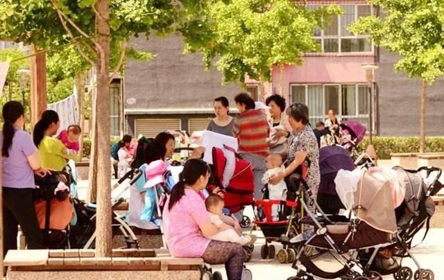 出门遛娃，48岁奶奶遇到48岁妈妈，两人差距真是一目了然
