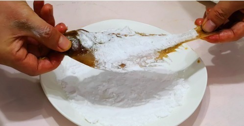 炸鱼时,直接下锅炸就错了饭店都这样做,出锅又酥又脆还不腥气