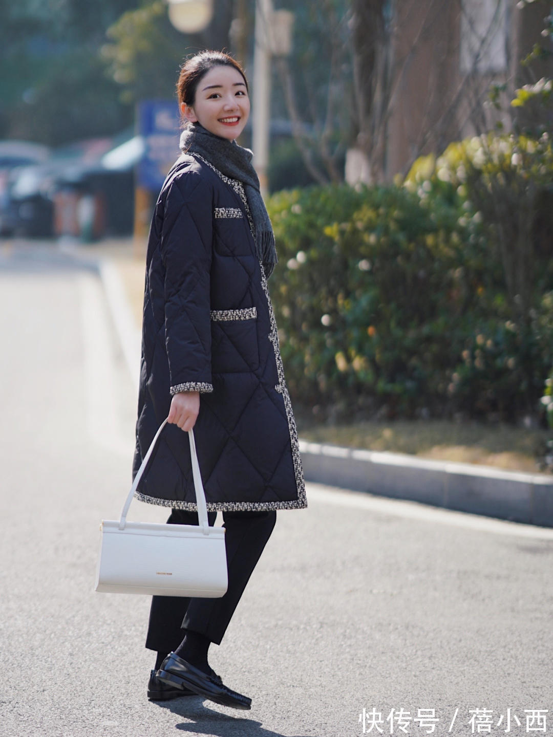 博主 精致的女人最爱穿“小香风羽绒服”,选这4款来搭配,高级又时髦
