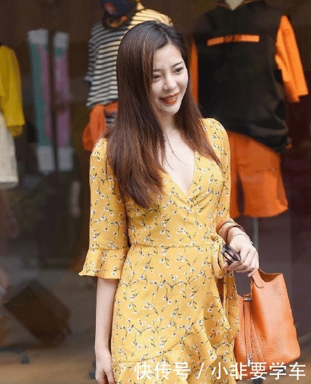 时尚|黄色V字领碎花裙,青春时尚,简单大气