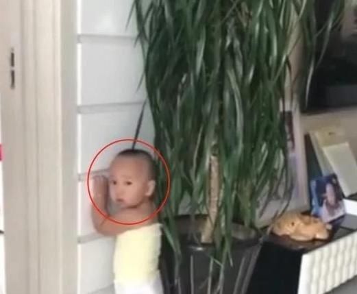 罚站|1岁宝宝犯错被罚站,使眼神向老爸求救,爸爸我也害怕