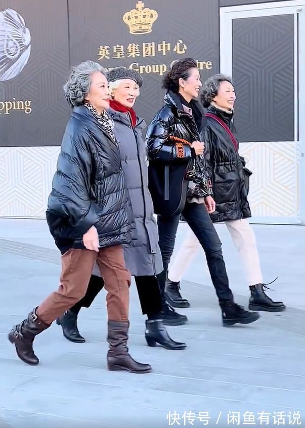 街拍|黑羽绒服怎么搭才好看?看70岁奶奶街拍就知道,白裤子最时髦上镜
