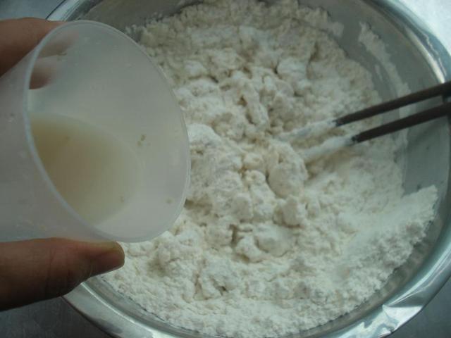 只用酵母粉发面太慢,教你一招,半个小时发满盆,省时省力