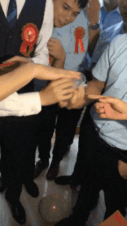 |搞笑GIF：这样的妹子 一看就不是省油的灯