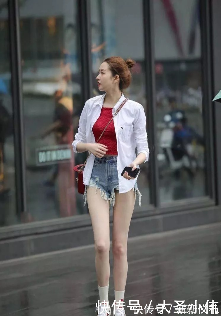 抹胸|美女街拍红色抹胸搭配牛仔短裤,将时尚玩出新高度