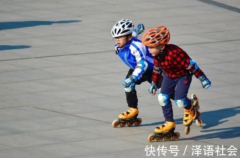 妈妈|儿子偷偷研究自己的“小肚腩”,不料被妈妈发现,瞬间变脸太精彩