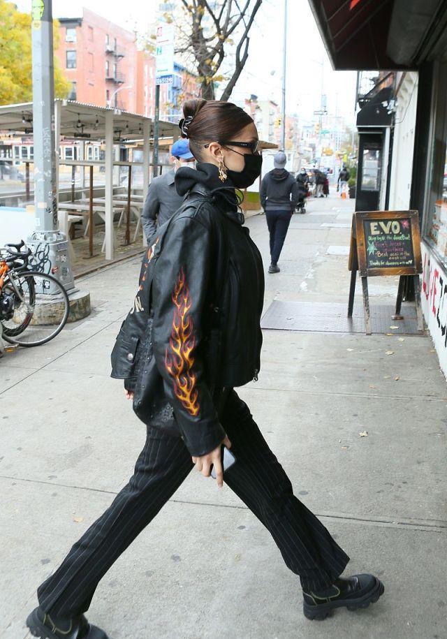 贝拉|贝拉哈迪德穿黑色皮衣搭配黑色条纹裤, 扎丸子头, 又酷又拉风