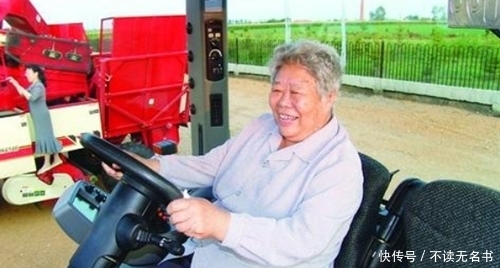 女子|旧版1元纸币上的女子,开着拖拉机被拍下照片,晚年才知道是自己