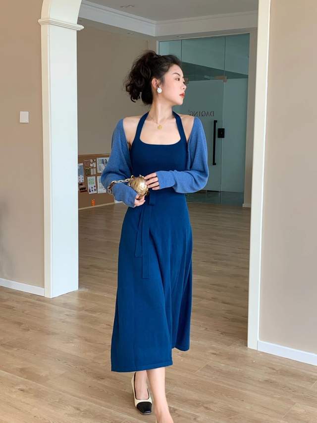 翻领|秋天怎样穿才有气色?身穿一件红色翻领连衣裙,穿上身复古又显白