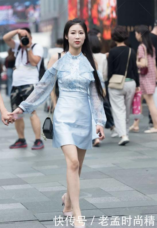 街拍:小姐姐圆领上衣, 搭配裙子, 尽显淑女气质