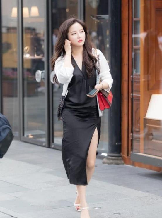 街拍:身穿吊带白裙美女,笑容甜美,把人的心都快融化了