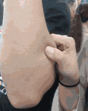 |搞笑GIF:为了宝宝健康的成长,这也是花费很大