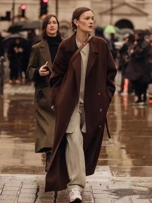 大衣样式千篇一律怎么摆脱路人感？学会这些穿搭技巧，走路都拉风