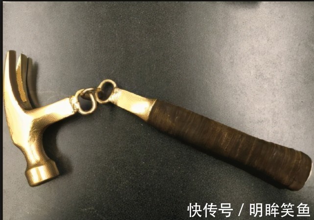 |搞笑GIF动图:这碗面实在是太辣了,把这位大哥辣得半天没缓过来