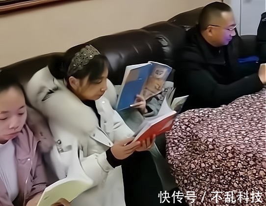 自主性|男孩写作业,全家人“看书”陪伴,网友看出其中猫腻:书还反光?