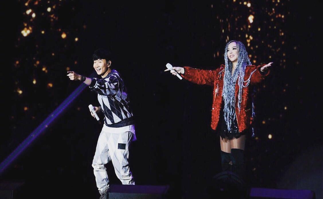 张惠妹真敢穿,大波浪卷发搭配黄色连衣裙凉席,穿出满满高级感