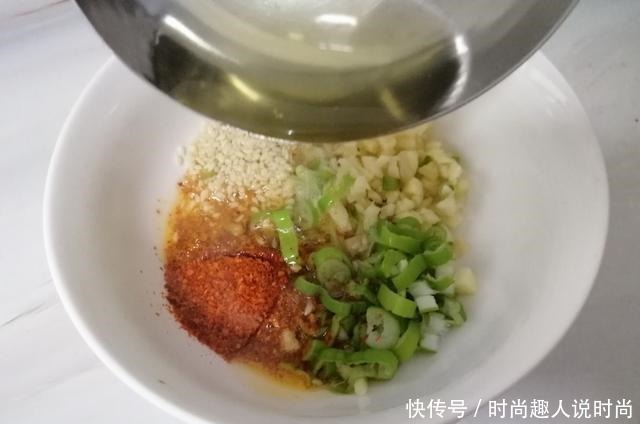 喜欢|冬天就喜欢这早餐,不和面不揉面,五分钟出锅,每次都得吃2碗