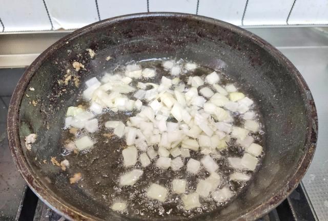 炸酱面好吃有窍门,大口吃才叫过瘾,酱香浓郁,一碗都不够吃