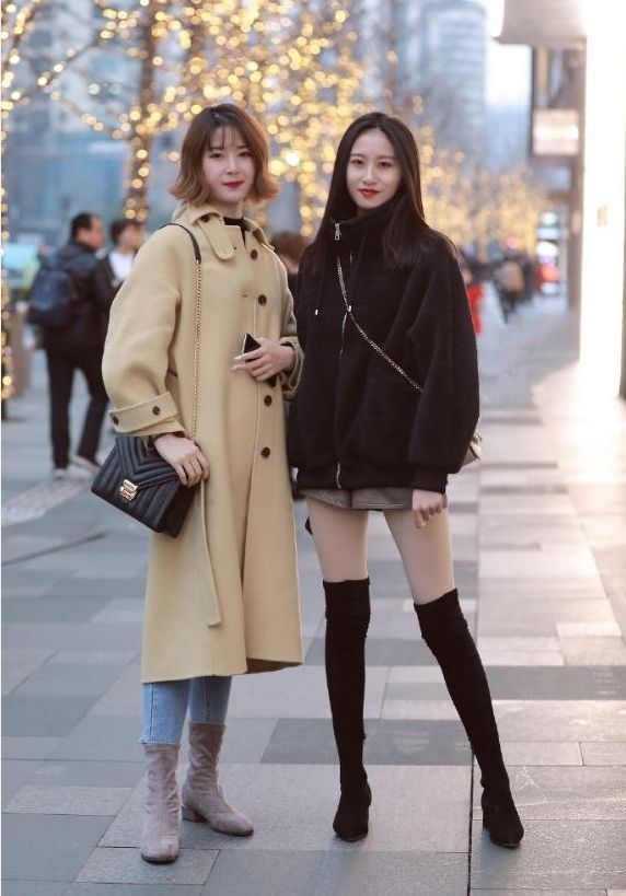 街拍:丰腴轻熟女穿衬衣搭皮裙,勾勒凹凸有致完美曲线