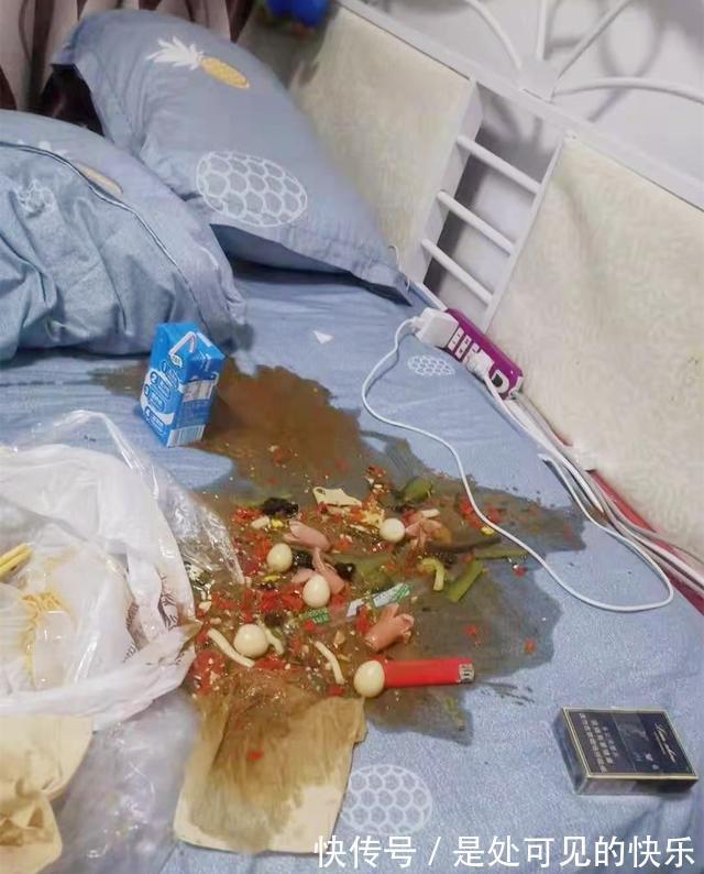 |搞笑图片:宿舍上铺女生床头垃圾袋,从未见她更换过,劝她也不听