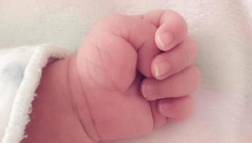 新生儿|助产大夫被新生儿“碰瓷”,网友调侃这么记仇,长大后不好惹