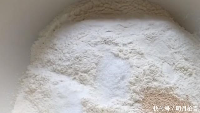 花生米里加2个鸡蛋,比红烧肉还香,我家一周吃3次,每次上桌抢光