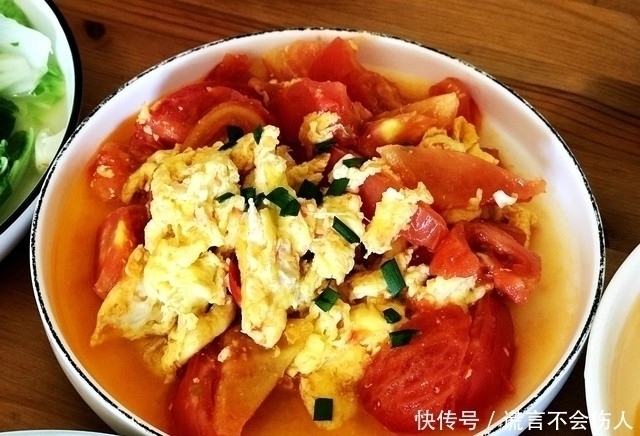 黄桃|家里3个孩子,吃饭不凑合,做一桌家常菜,朋友担心儿子接不走