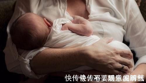 好奇心|三个月大的宝宝边喝母乳,边用手推妈妈,他想表达什么呢?