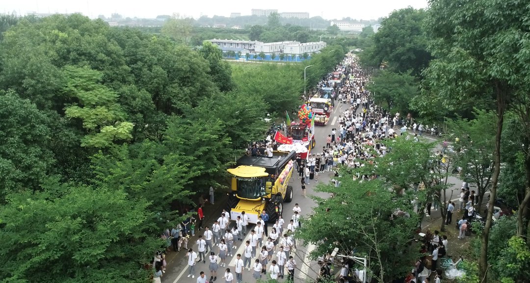 华中农业大学|不愧是你！毕业生开着“拖拉机”巡游…