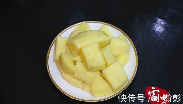 花样|鸡翅别再红烧了,换个花样加它一起烧,喷香下饭,一盘转身就没了