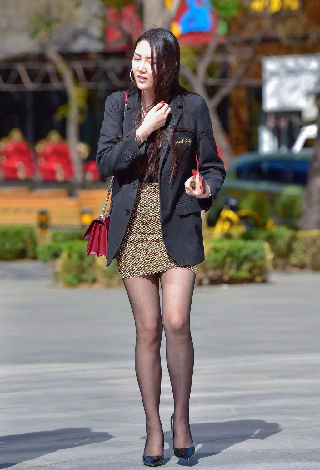 气质|气质女孩偏爱小西装搭配, 即便只搭一条高腰半身裙, 也照样有魅力