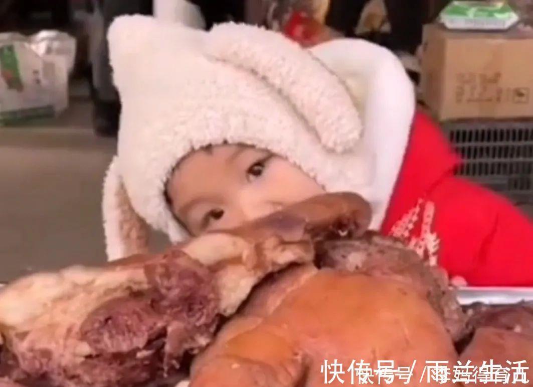 走红|“贪吃宝宝”走红,菜市场偷啃猪头肉和腊肠,老板看见却笑得不行