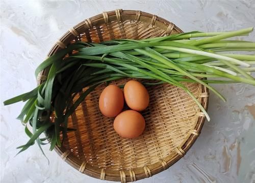 把韭菜切成段和鸡蛋一起炒，放在一起炒，不容易消化，吃韭菜最讲究季节