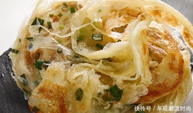 不和面不放油,3分钟吃到葱油饼!够酥、够香、够味!
