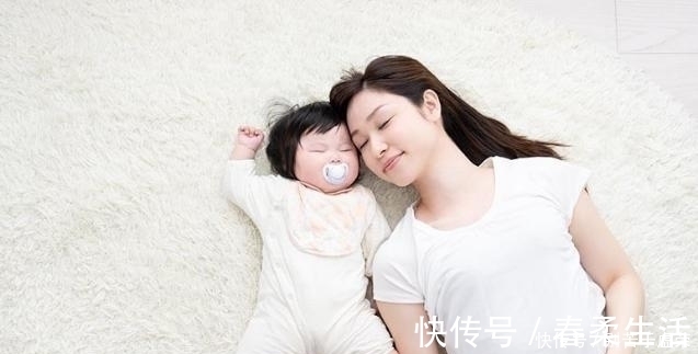 宝宝|妈妈正倒立练瑜伽,1岁娃这个动作把网友乐翻了,这也太调皮了