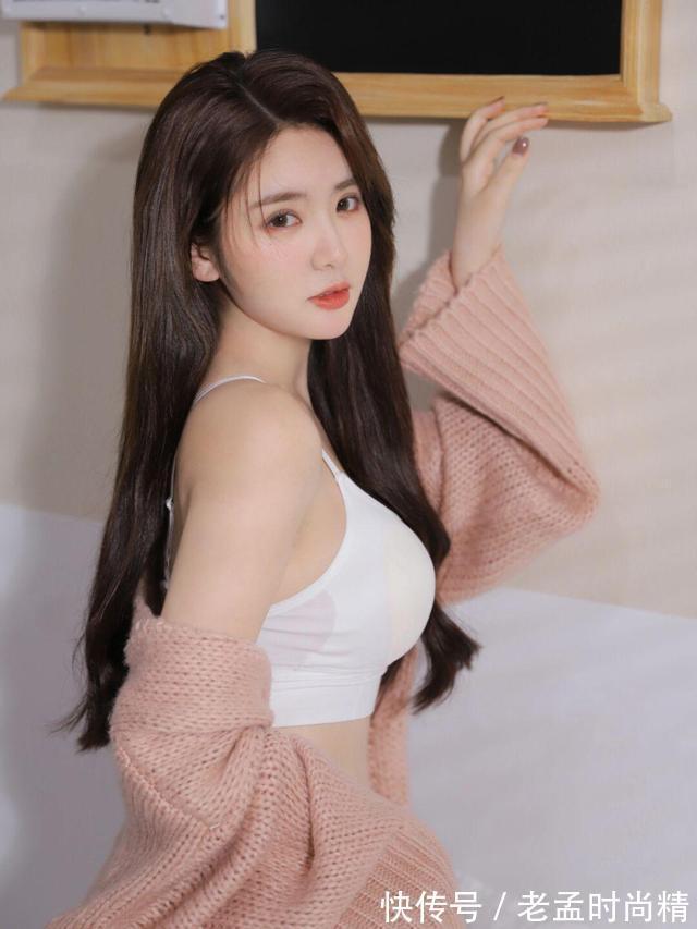 宽版|美女白色吊带背心搭配粉色宽版毛衣,简单大气,穿搭起来洒脱成熟