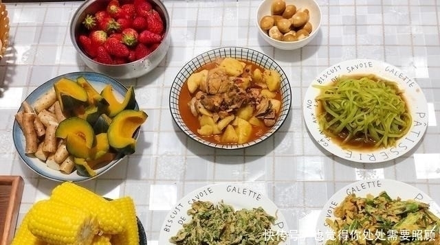 回娘家蹭晚餐，一桌9道食物，晒朋友圈火了，网友：确定是亲妈