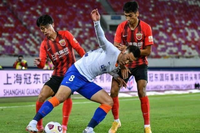 连胜|2-0!14连胜+创纪录!山东泰山爆发+神奇外援诞生,上港落后8分