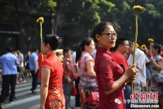 中国传统文化|武装到内裤！给高考打气，家长用心良苦