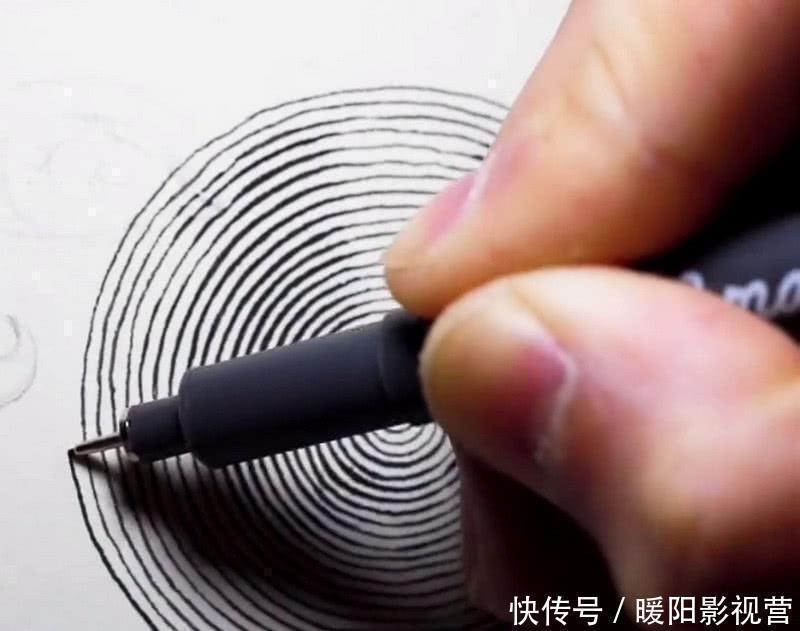 美术生纸上转圈圈,开始以为画蚊香,成画阿丽塔效果炸裂