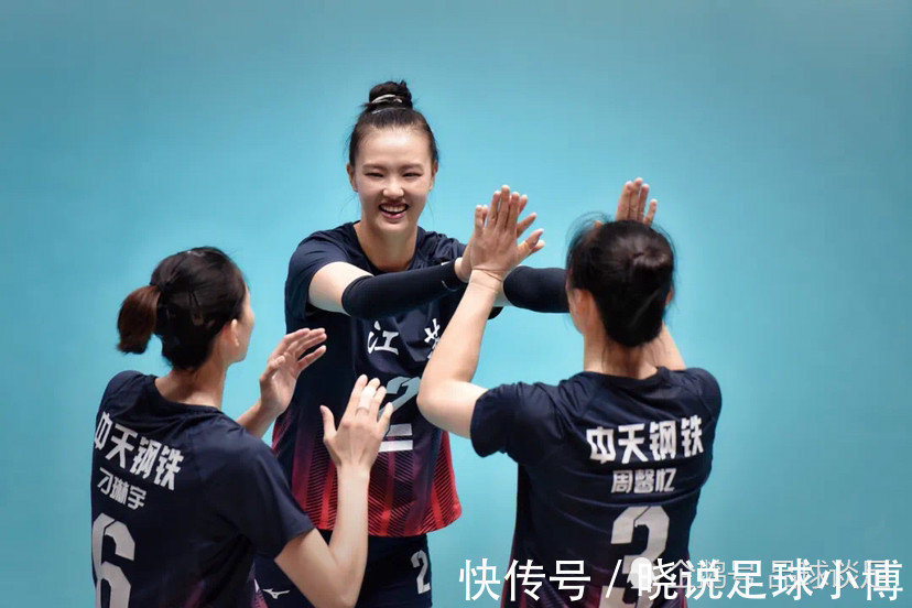 cb女排冠军张常宁春节晒照,两代三国手齐亮相,嫂子比她还要漂亮