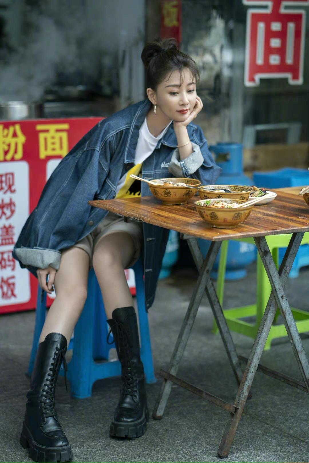 何超莲的长腿真长脸,穿牛仔衬衫配紧身牛仔裤高挑纤瘦,青春活力