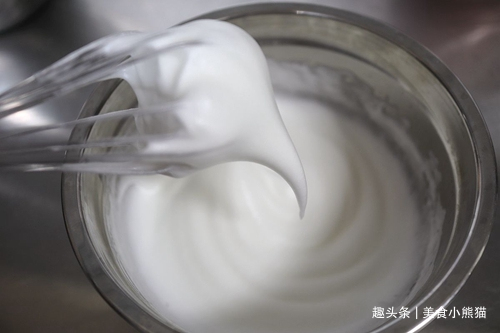 教你制作原味戚风蛋糕卷不裂不粘方法,步骤详细,保证你一学就会