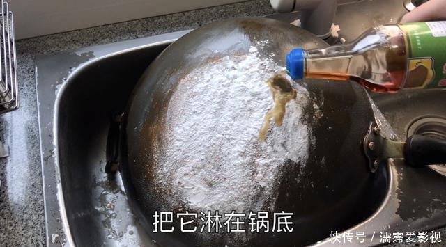 家里的锅底脏，不用花钱买清洁液，让锅底变得干干净净，方法真棒