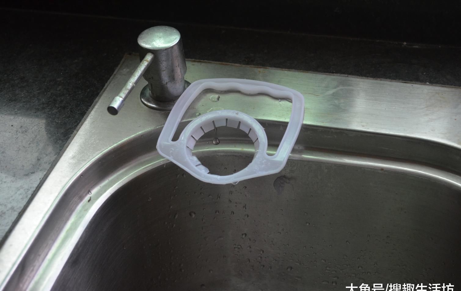 洗菜池边上放一个油桶提手, 作用太棒了, 解决了很多家庭的烦恼